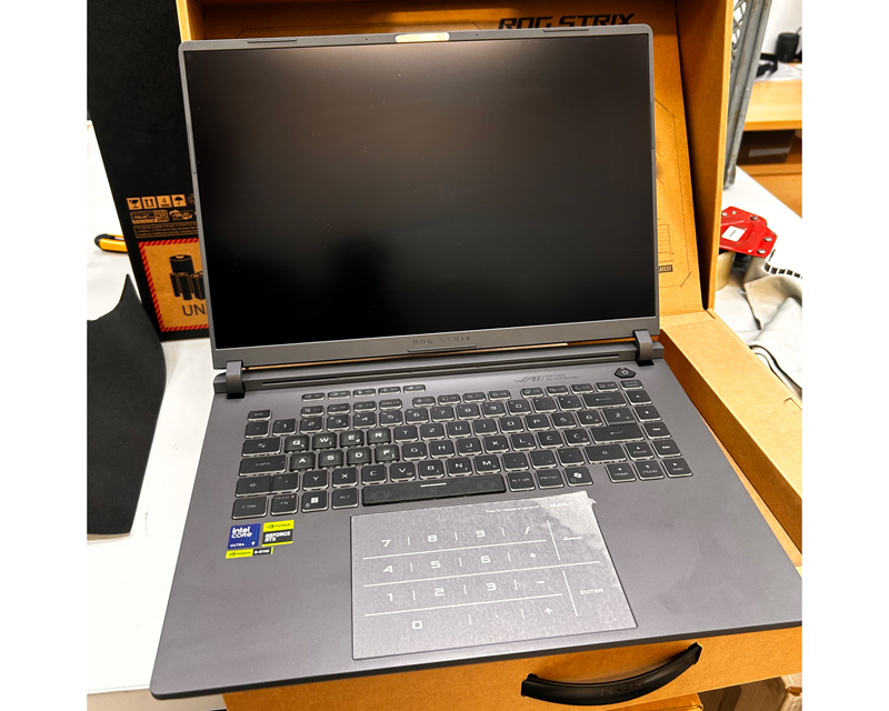 ASUS ROG Strix G16 G615LW-S5031W - Moćni 16" gaming laptop iz outlet kategorije